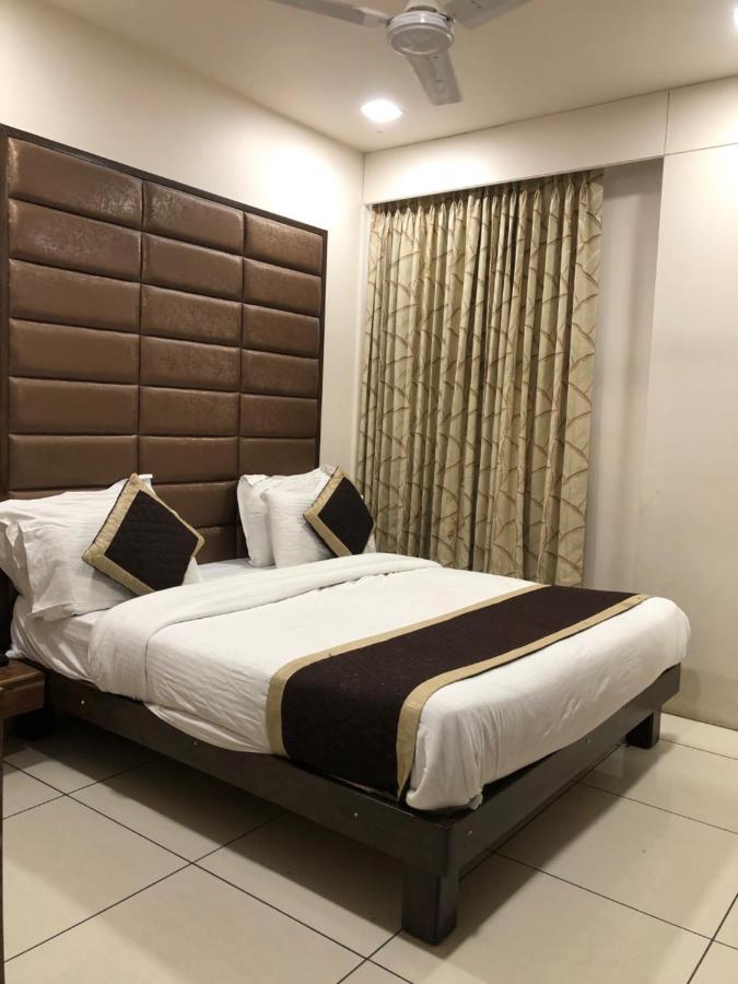 Hotel Circle Inn Ahmedabad Bagian luar foto