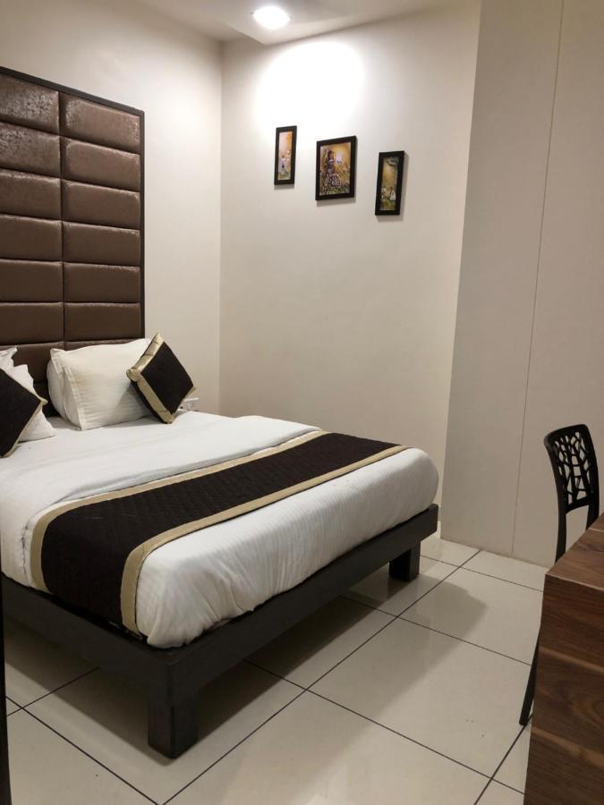 Hotel Circle Inn Ahmedabad Bagian luar foto