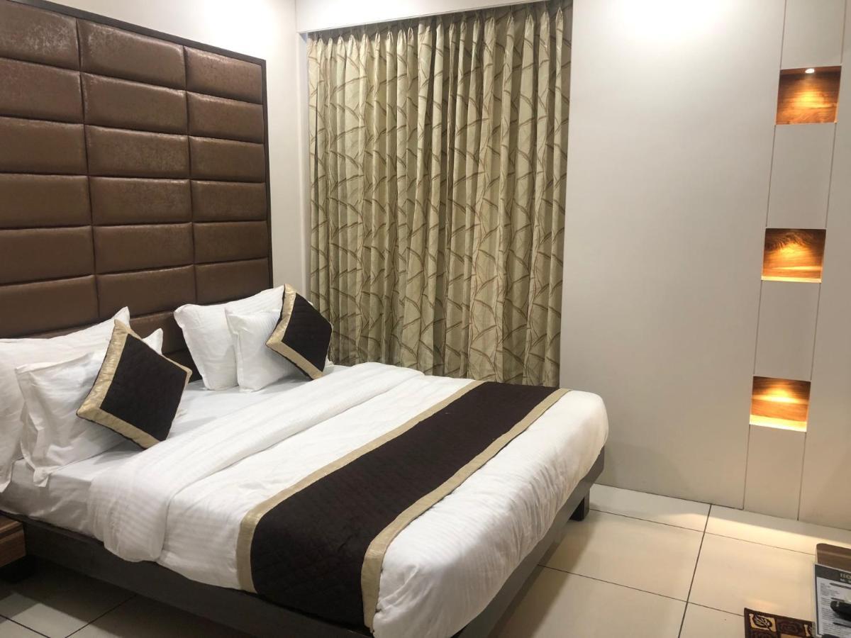 Hotel Circle Inn Ahmedabad Bagian luar foto